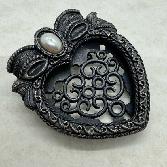 Vintage Brass Heart Shaped Filigree Brooch Pin with Faux Pearl Photo Insert Gray - Picture 3 of 9